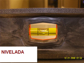 ¿Cómo puedo nivelar la lavadora?