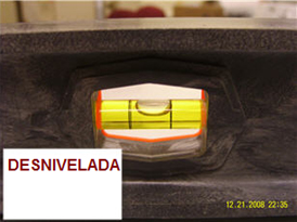 ¿Cómo puedo nivelar la lavadora?