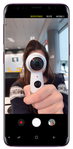 Blicken Sie in die Frontkamera und nehmen Sie ein Selfie auf, indem Sie auf die Auslöse-Taste tippen. Der Selfie Fokus wird automatisch auf das aufgenommene Selfie angewendet