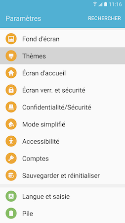 Faites défiler le menu, en faisant glisser votre doigt du bas vers le haut de l'écran. Ensuite, touchez « Thèmes »