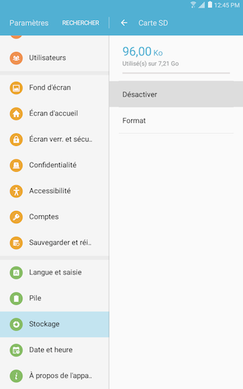 Galaxy Tab E LTE: Insérer une carte mémoire ou la retirer (SM-T377W)