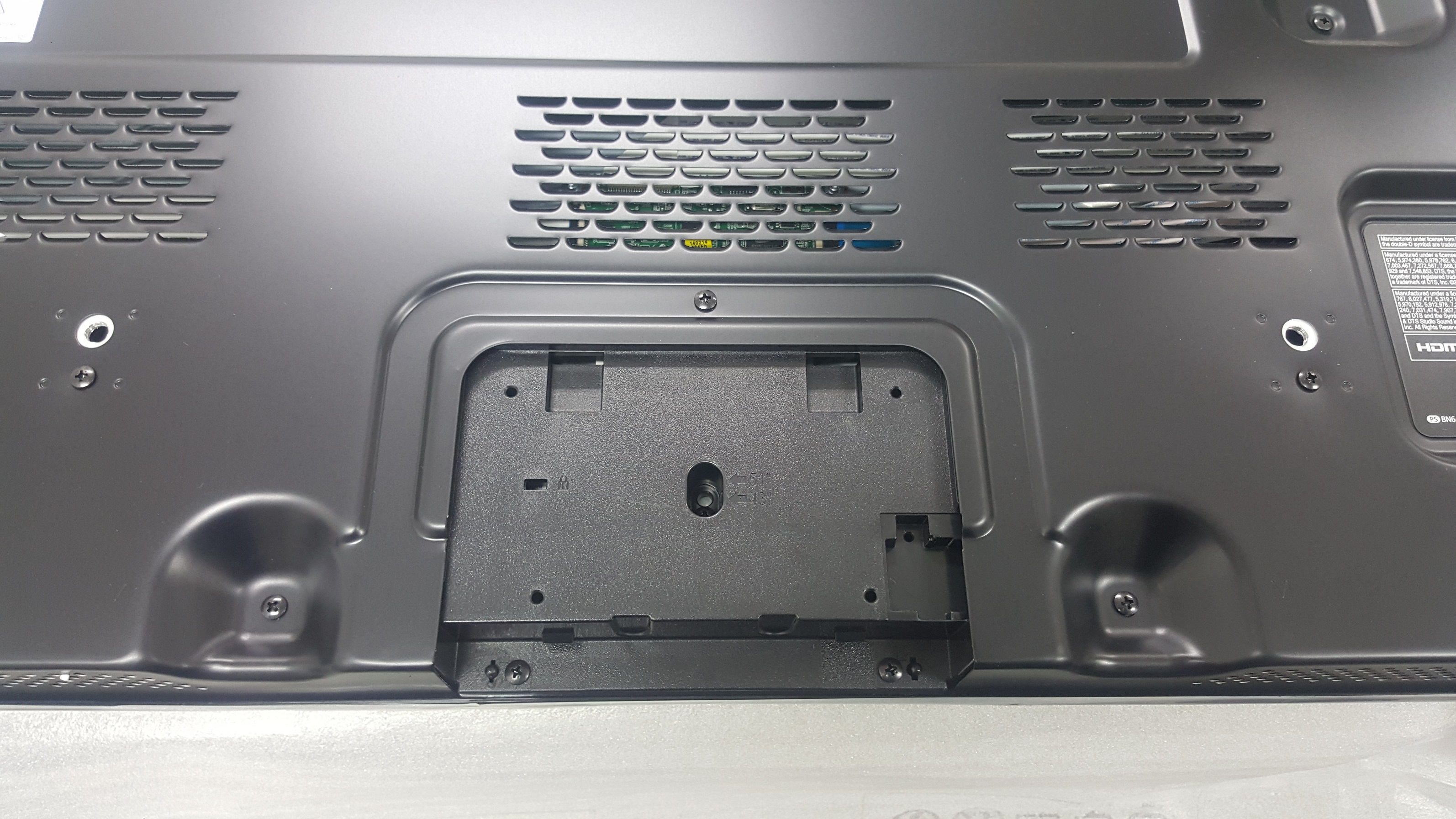 UN48H5500AK: ¿Cómo instalar el soporte de mesa en mi TV?
