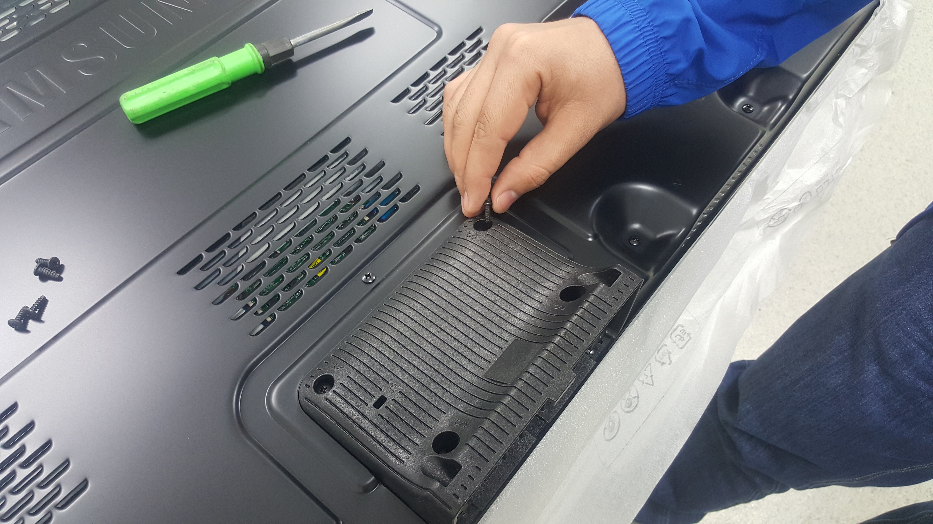 UN48H5500AK: ¿Cómo instalar el soporte de mesa en mi TV?