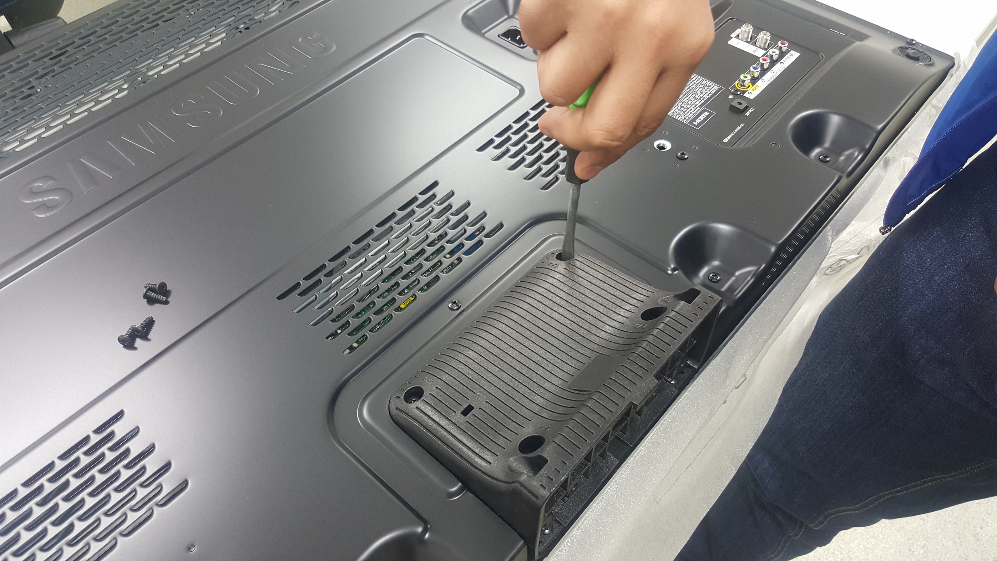 UN48H5500AK: ¿Cómo instalar el soporte de mesa en mi TV?