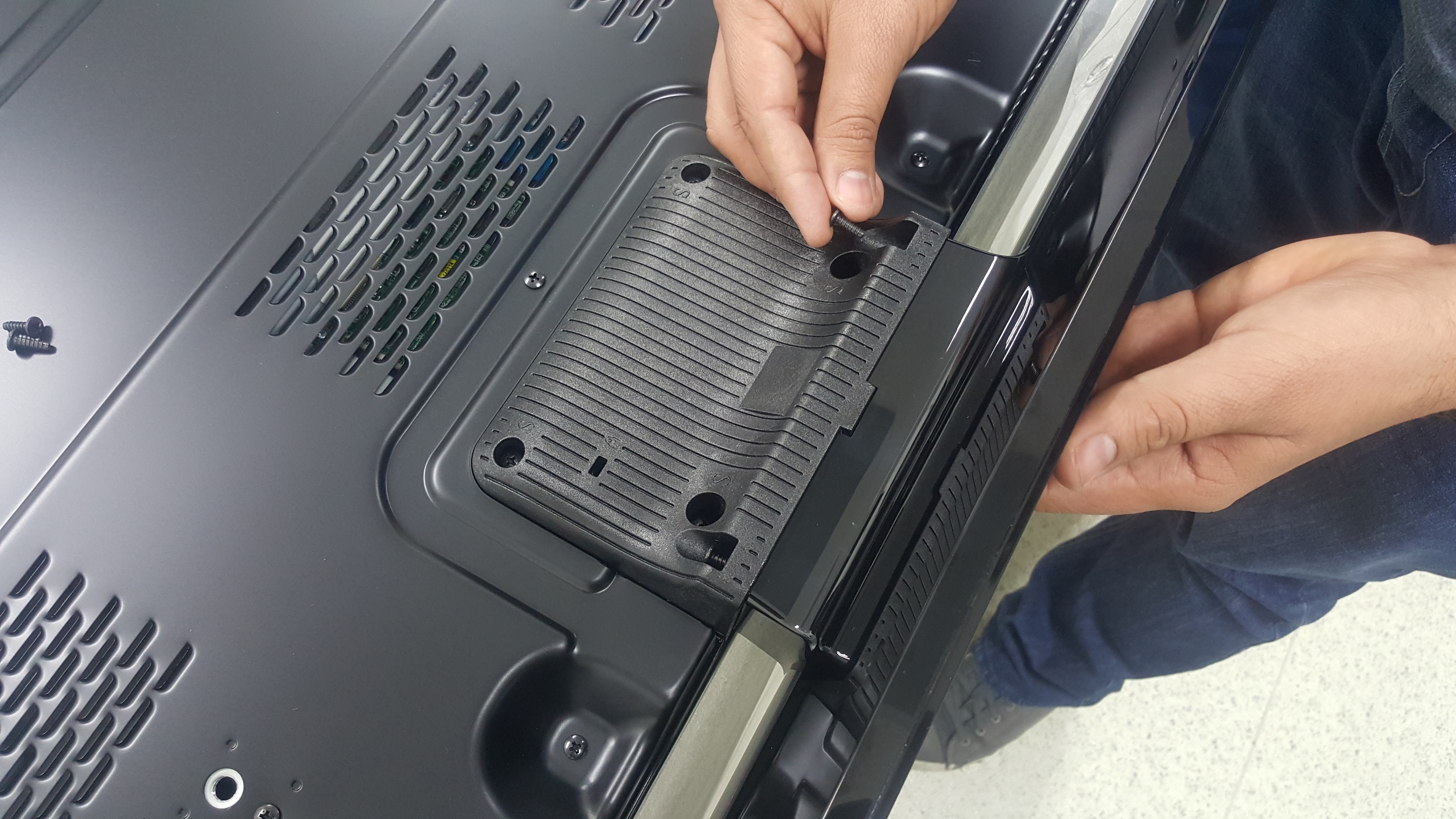 UN48H5500AK: ¿Cómo instalar el soporte de mesa en mi TV?