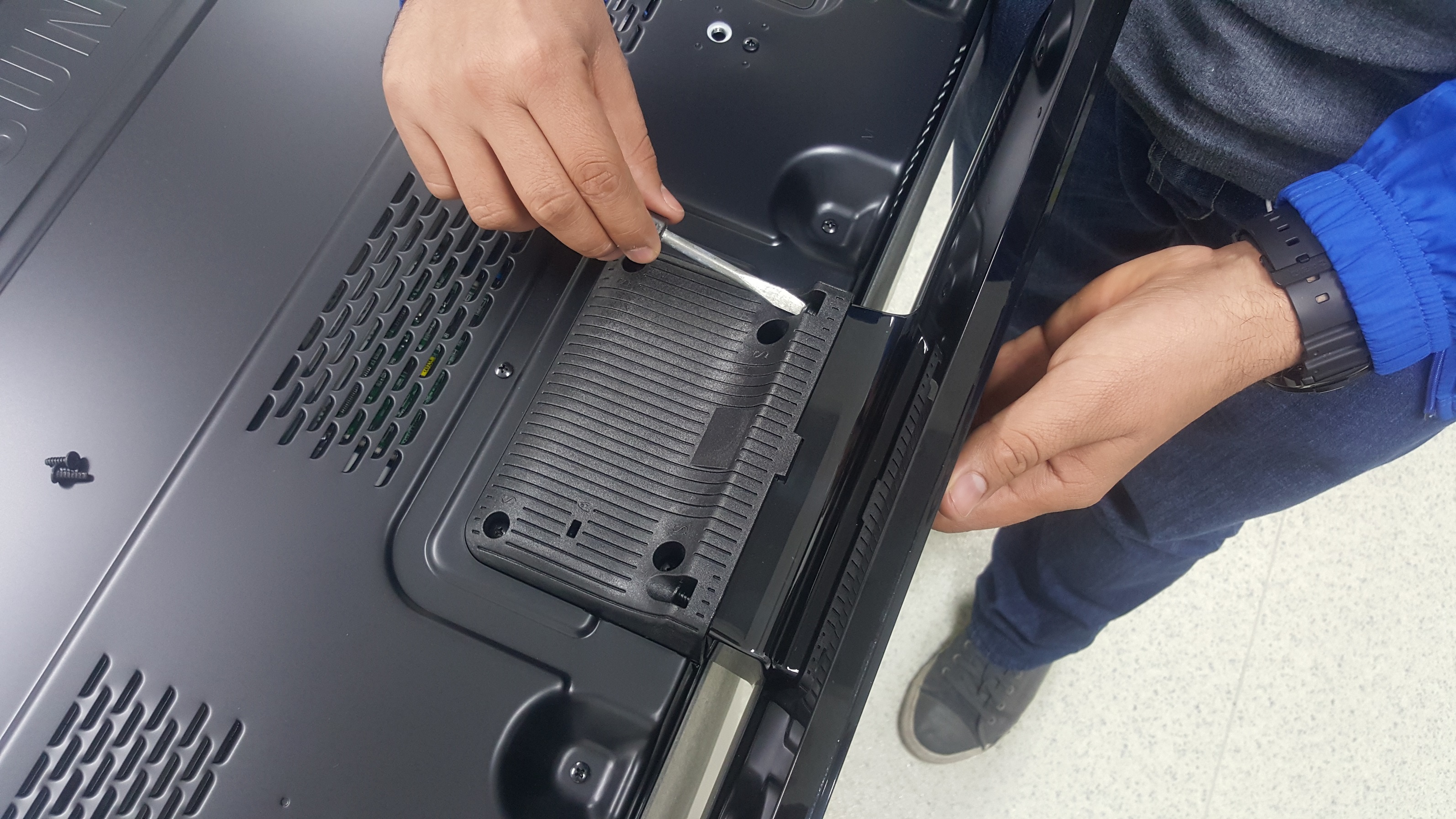 UN48H5500AK: ¿Cómo instalar el soporte de mesa en mi TV?