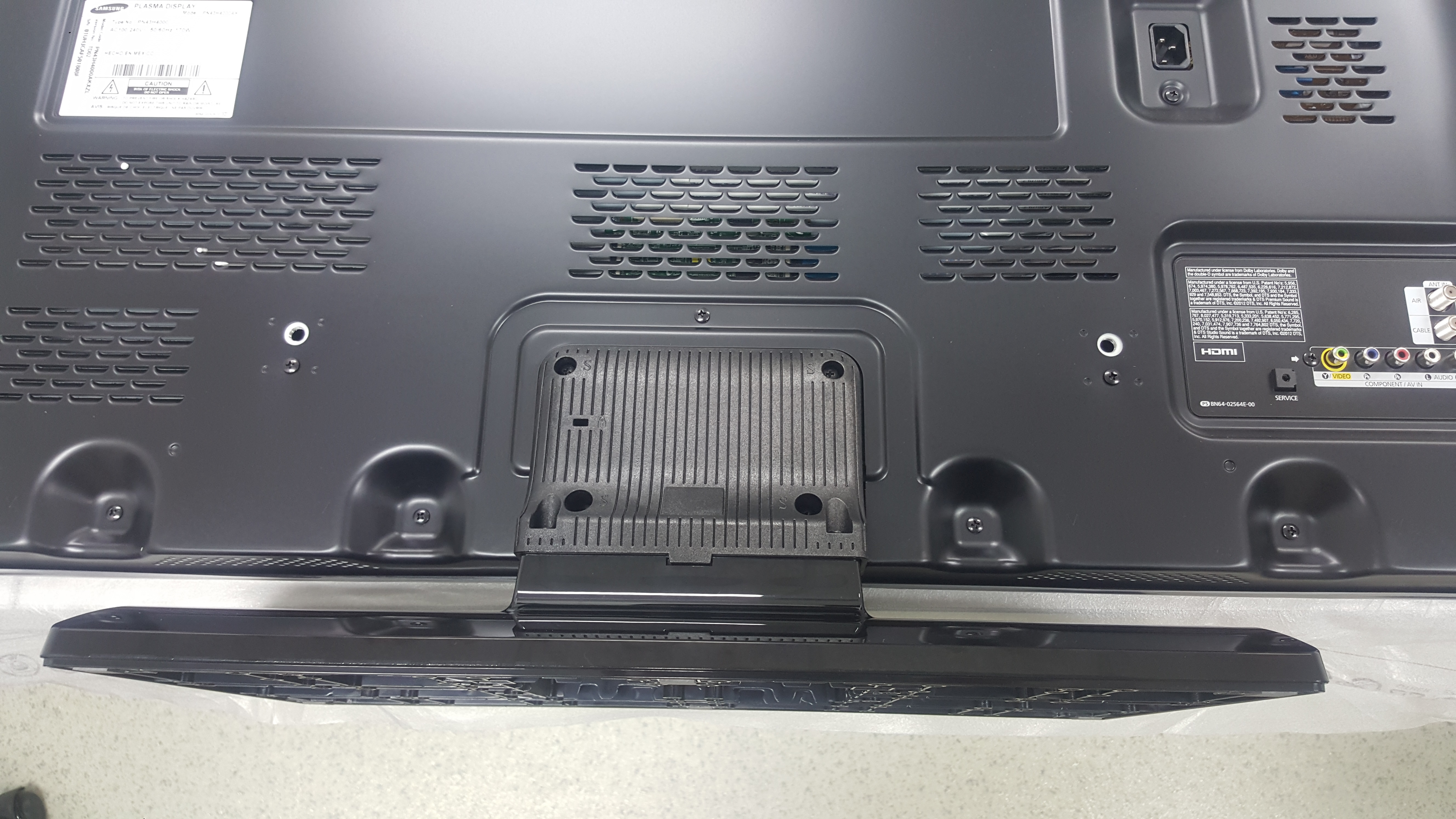 UN48H5500AK: ¿Cómo instalar el soporte de mesa en mi TV?