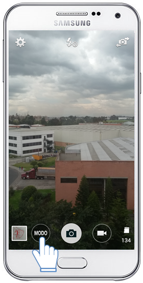 Galaxy E5 - ¿Cómo tomar una fotografía Panorámica?