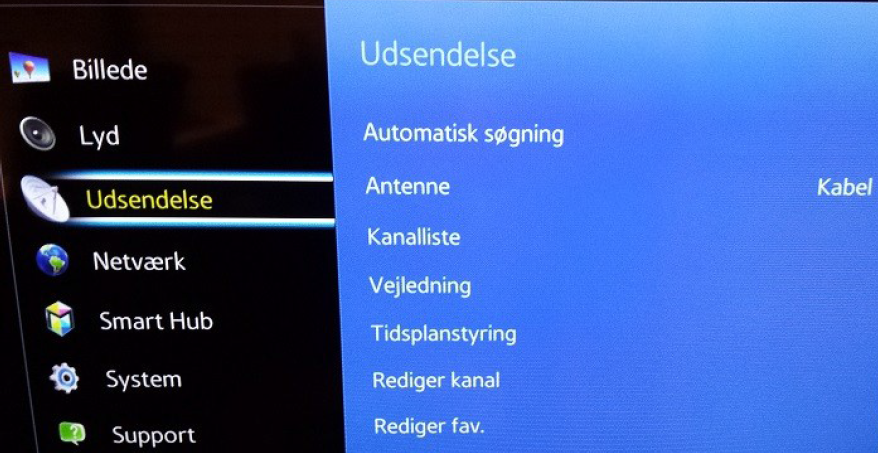Gå ind i "Menu" og tryk på "Udsendelse"