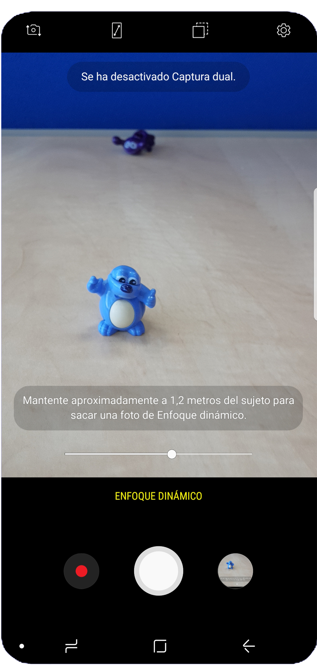 Enfoque dinámico: capturar el fondo oculto con la función “Captura dual”