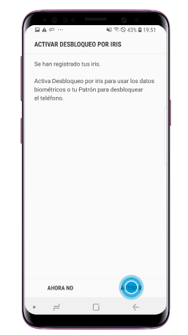 Cuando aparezca una pantalla de desbloqueo de iris, pulsa “Activar” para utilizar tus iris para desbloquear la pantalla