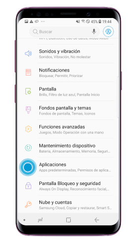Abre “Ajustes” y selecciona “Aplicaciones”