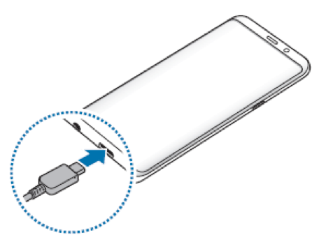 Conecta el cable USB al adaptador de alimentación USB, y enchufa el cable USB en uno de los conectores multifuncionales del dispositivo