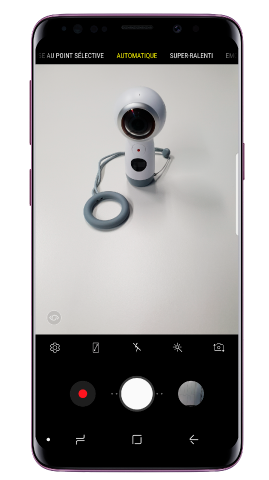 Faites glisser vers le haut ou vers le bas, ou appuyez sur le bouton de changement de la caméra pour utiliser la caméra frontale pour les autoportraits (selfies)