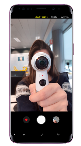 Faites face à l’objectif de la caméra frontale et appuyez sur le bouton de l’appareil photo pour prendre une photo
