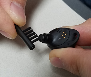 καθώς τα Gear IconX δεν είναι ανθεκτικά στο νερό