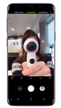 Okrenite lice prema prednjoj kameri i dodirnite gumb kamere kako biste snimili fotografiju