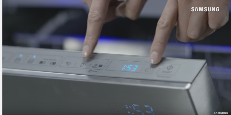 Attivare o disattivare la funzione AUTO DOOR, accendi la lavastoviglie e tieni premuto i tasti sanitizzazione