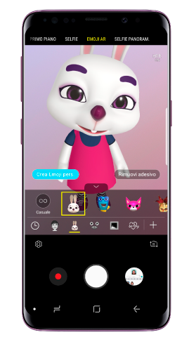 eleziona l’opzione di scatto Emoji AR e scegli un adesivo