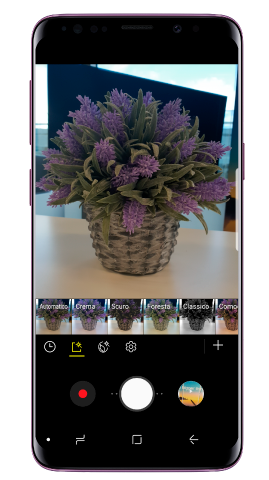 Seleziona l’effetto che vuoi applicare e scatta la foto o inizia a girare un video