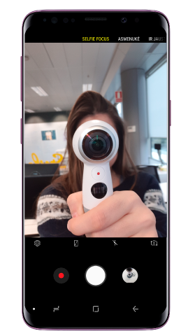 Atsisukite į priekinio fotoaparato objektyvą ir bakstelėkite fotoaparato mygtuką nuotraukai užfiksuoti