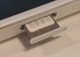 Įstatykite SIM kortelės dėklą atgal į SIM kortelės dėklo angą