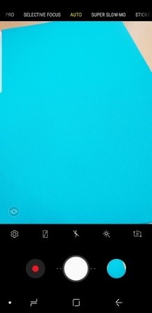 Fra ‘Kameraet’: Velg Automatisk Modus og trykk på Bixby Vision-knappen som vises ovenfor innstillingsikonet