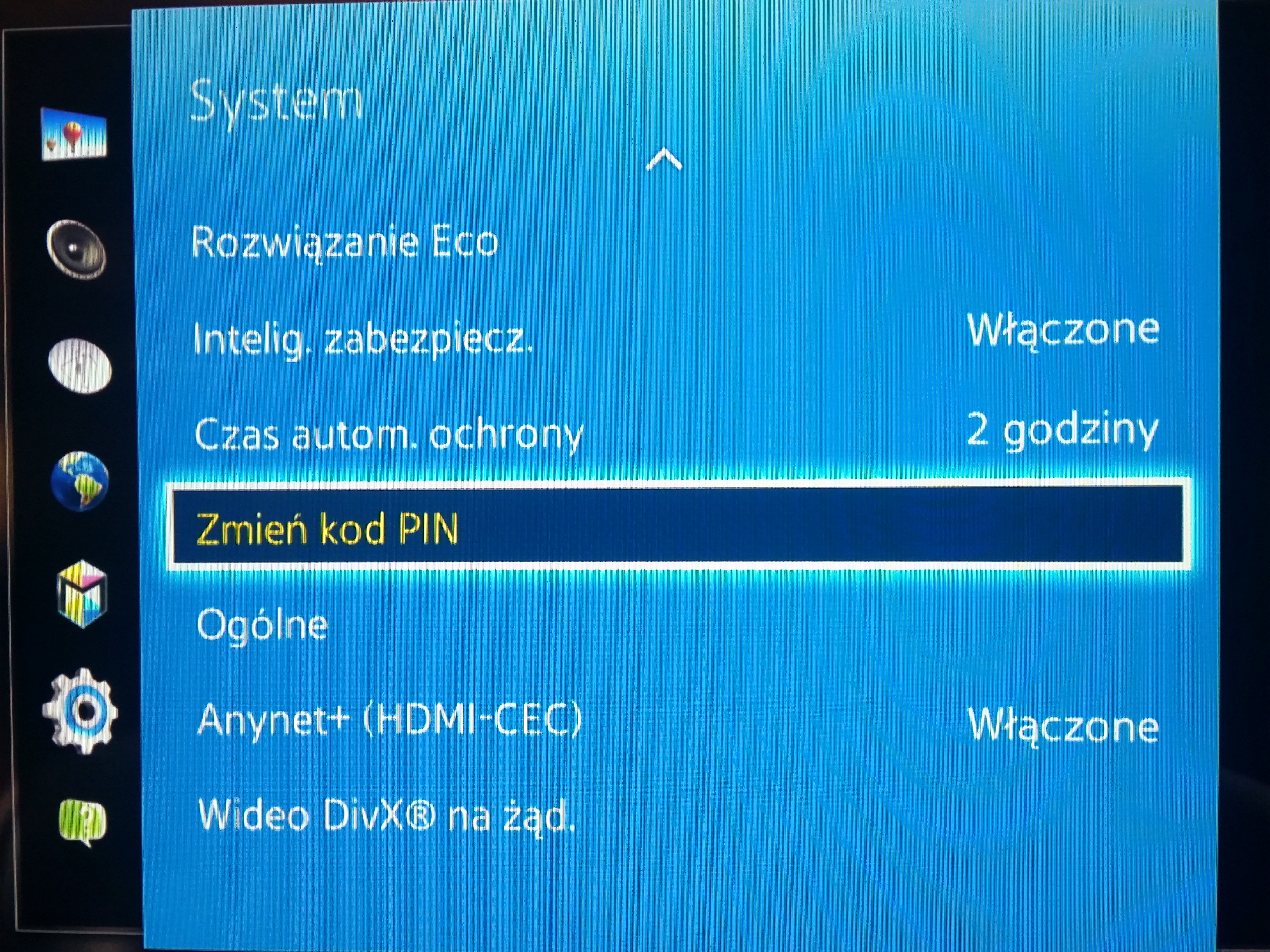 W celu zmiany standardowego kodu PIN na inną wartość należy wejść w Menu -> System -> Zmień kod PIN
