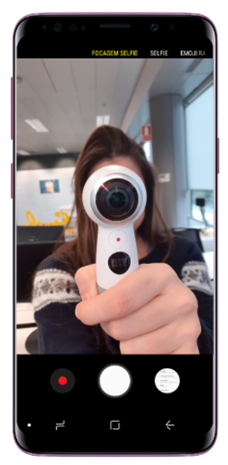 Olhe para a lente da câmara frontal e toque no botão da câmara para tirar uma foto