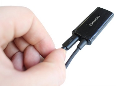 將轉接器連接電源